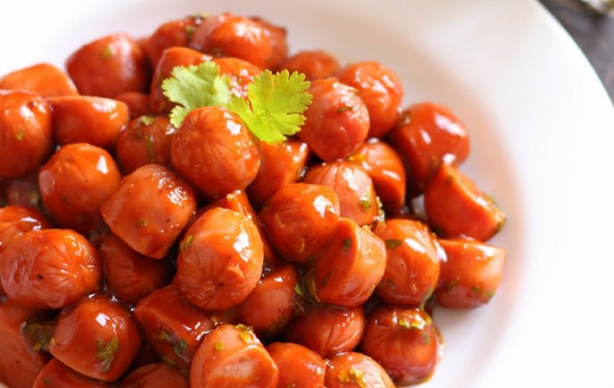 Salchicha en salsa de tomate 15 Kg caja plástica